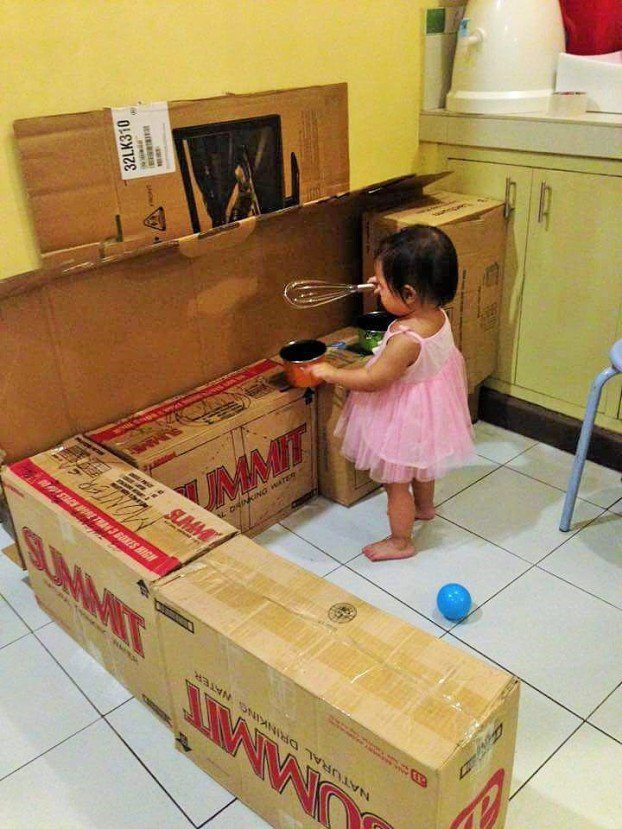 Когда дочка начала играть с пустыми коробками, маме вдруг в голову пришла гениальная идея&#8230;