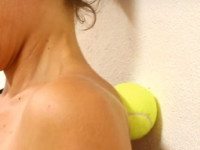 Она зажала теннисный мячик меж лопаток, чтобы через 6 минут от боли в спине не осталось и следа…