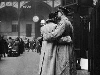 Любовь на войне: 20 исторических снимков о прощании и встрече влюбленных.