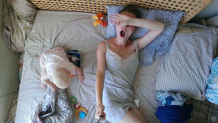 Женщина с помощью селфи-монопода запечатлела, что это такое — быть мамой