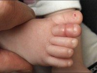 ШОК! Малышка не переставала плакать. Родители нашли ЭТО на пальце ее ноги. Каждый должен знать об ЭТОЙ опасности&#8230;