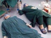 Фото хирургов, лежавших на полу, облетело весь Интернет. Причина никого не оставим равнодушным!