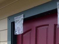 Если вы увидите пакет с водой над дверью у соседей, вот что это значит!