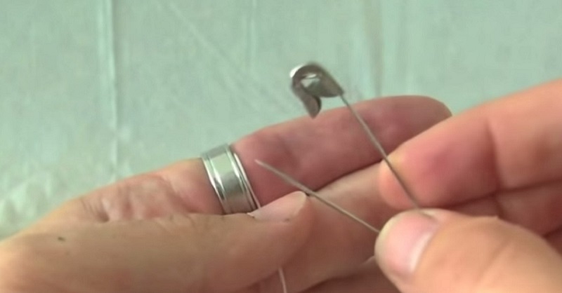 Как снять кольцо с опухшего пальца? Удивительный и совершенно безболезненный трюк поможет.
