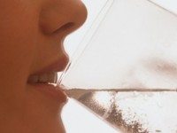 Женщина выпивала 3 литра воды в день на протяжении 4 недель! Результаты вас шокируют!!