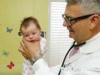 Педиатр раскрывает секрет, как успокоить плачущего ребенка за пару секунд