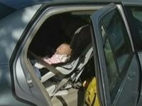 Младенец, запертый в машине, не дышал. Но когда люди разбили окно, они обнаружили жуткую правду