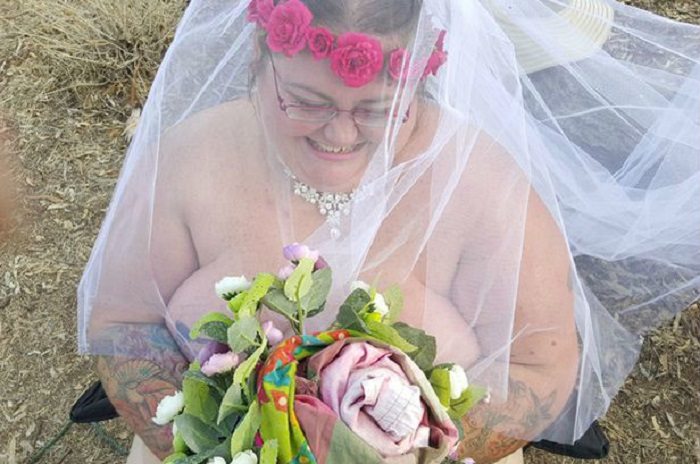 168-килограммовая невеста не нашла подходящего платья и пришла на свадьбу в одной фате.