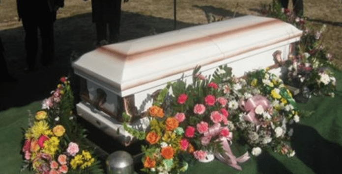 На похоронах они услышали звуки, которые доносились из гроба. То, что они там обнаружили, точно Вас шокирует!