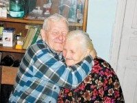 Супруги, разлученные обстоятельствами, спустя 56 лет случайно встретились в российской глубинке. Пожилые люди были по-прежнему влюблены, когда вновь увидели друг друга.