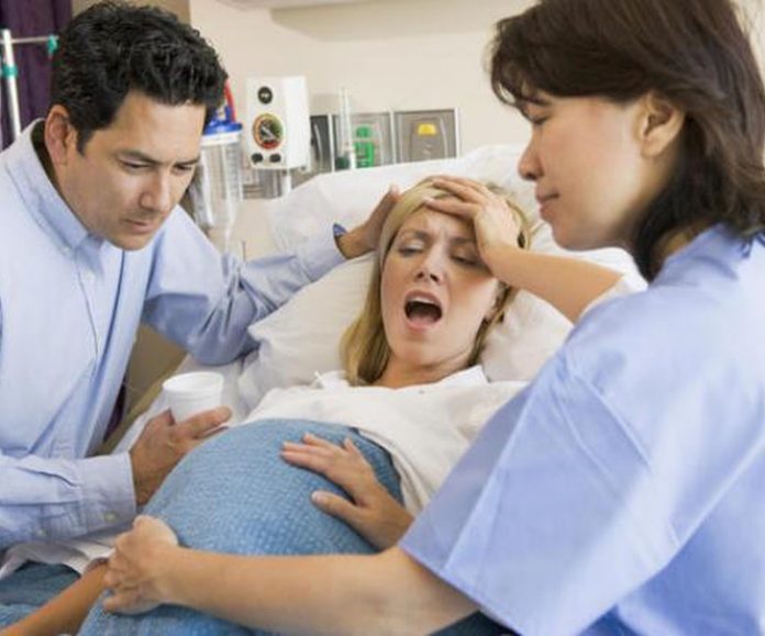 Медсестра была в шоке, когда этот мужчина постоянно отказывал в помощи беременной жене. Но она даже не догадывалась, что он скажет это!