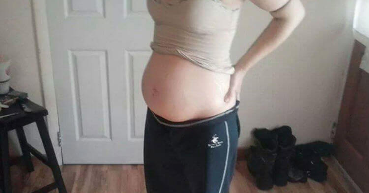 Беременная запостила снимок животика, но полиция заметила то, за что будущую мать сразу же объявили в розыск