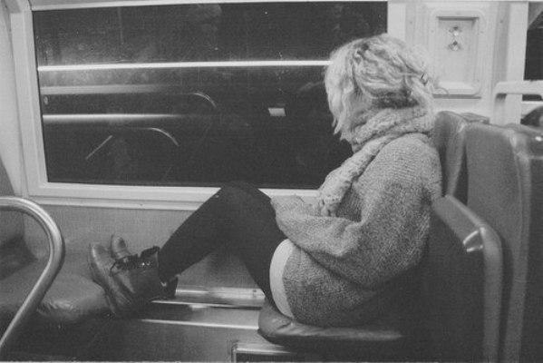 Она сидела у окна,  А он вошел в ее вагон.