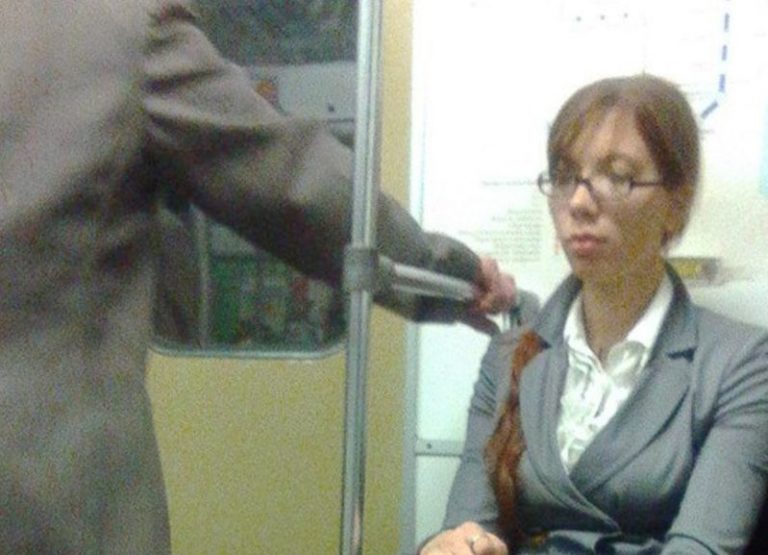 Пассажир в метро заметил карманницу. Но то, что она сделала, тронуло его до глубины души