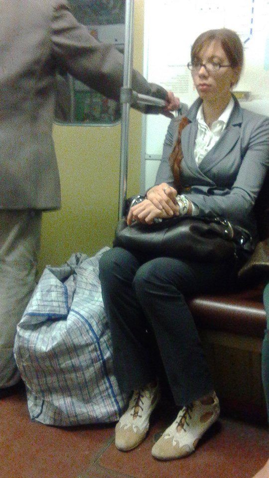Пассажир в метро заметил карманницу. Но то, что она сделала, тронуло его до глубины души
