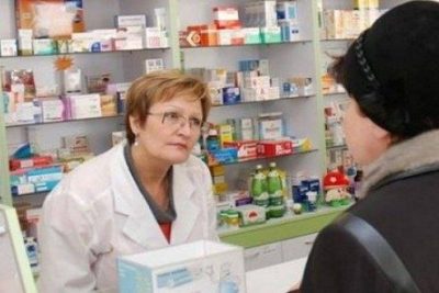 — НАРОД ГЕНИАЛЕН !!!СЦЕНКА В АПТЕКЕ! Важно знать каждому! Итак, подошла моя очередь. — Что вы мне посоветуете от кашля?